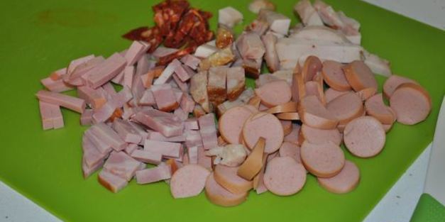 томатный пирог с луком и колбасами