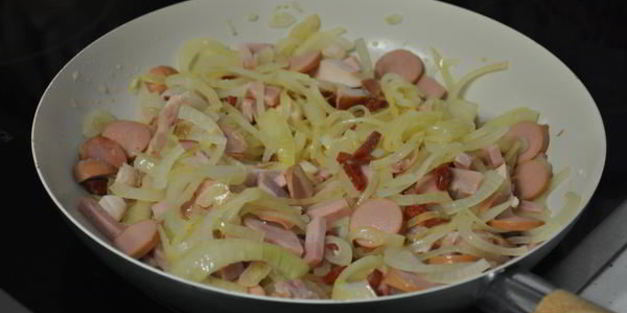 томатный пирог с луком и колбасами