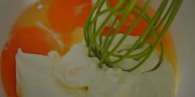 томатный пирог с луком и колбасами