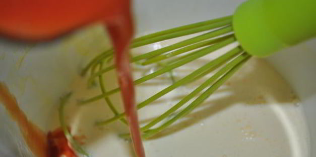 томатный пирог с луком и колбасами