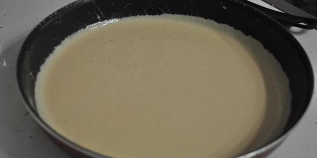 томатный пирог с луком и колбасами