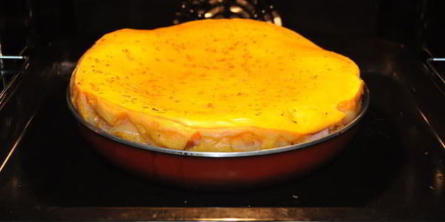 томатный пирог с луком и колбасами