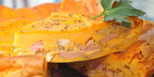 томатный пирог с луком и колбасами