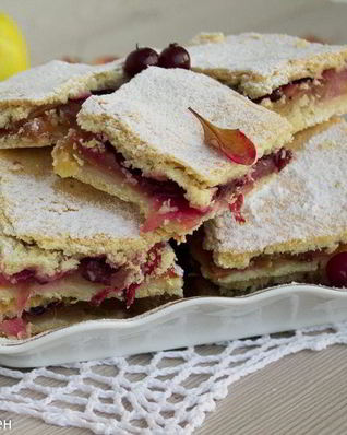 Тонкий яблочный пирог с клюквой