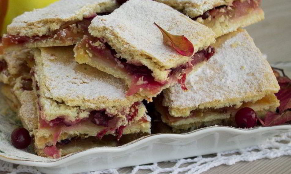 Рецепт тонкий яблочный пирог с клюквой