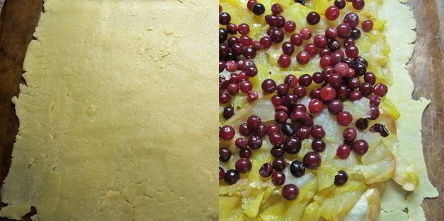 тонкий яблочный пирог с клюквой