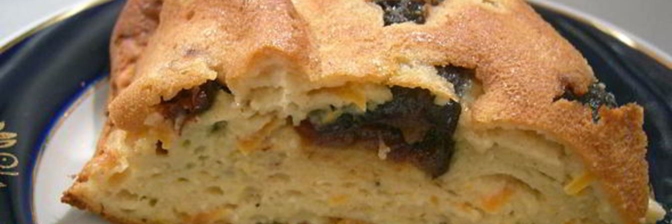 Творожный пирог с черносливом и морковью