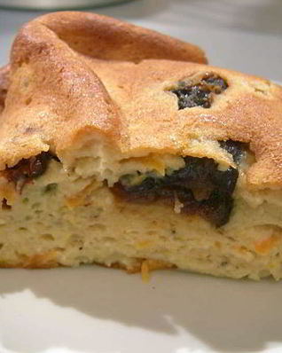 Творожный пирог с черносливом и морковью