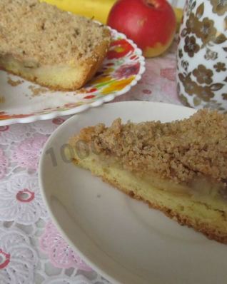 Яблочно-банановый пирог на сметане со штрейзелем