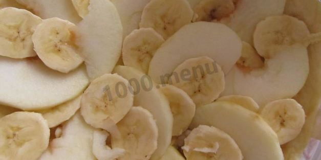 яблочно-банановый пирог на сметане со штрейзелем