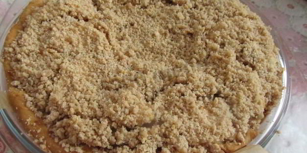 яблочно-банановый пирог на сметане со штрейзелем