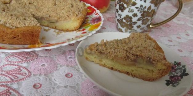 яблочно-банановый пирог на сметане со штрейзелем