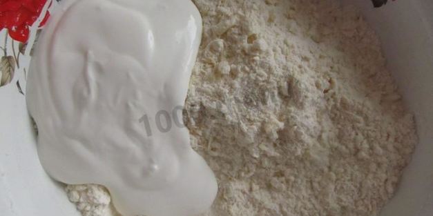 яблочно-банановый пирог на сметане со штрейзелем