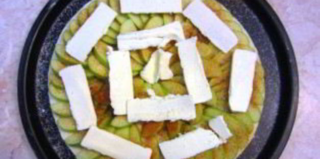 яблочный пирог с абрикосовым джемом