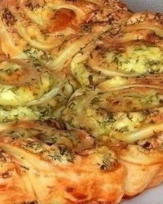 Закусочный пирог из слоеного теста с фетой и зеленью