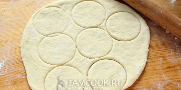 быстрые пирожки с курицей и брынзой