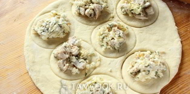 быстрые пирожки с курицей и брынзой