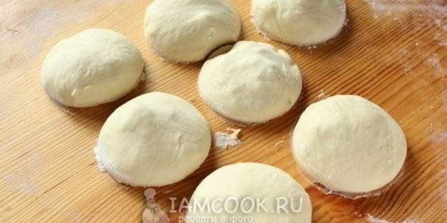 быстрые пирожки с курицей и брынзой