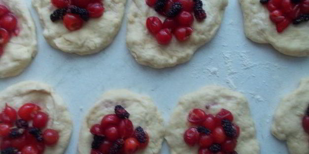 домашние пирожки с вишней и шелковицей