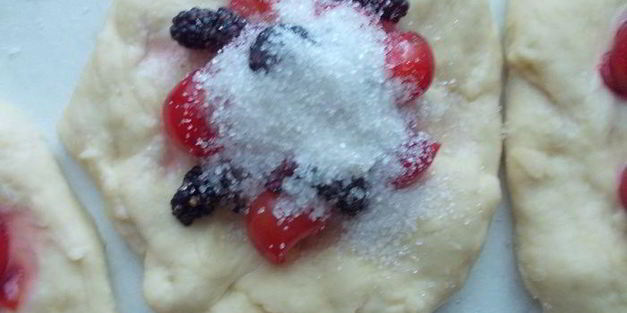 домашние пирожки с вишней и шелковицей