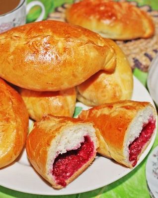 Дрожжевые пирожки с малиной в духовке