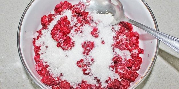 дрожжевые пирожки с малиной в духовке