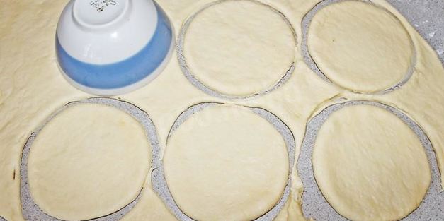 дрожжевые пирожки с малиной в духовке