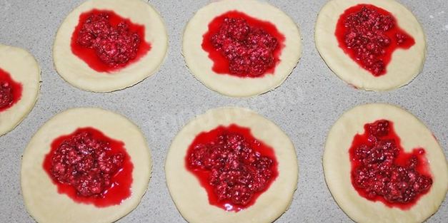 дрожжевые пирожки с малиной в духовке