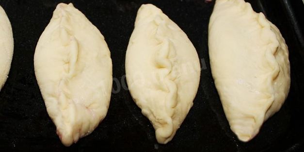 дрожжевые пирожки с малиной в духовке