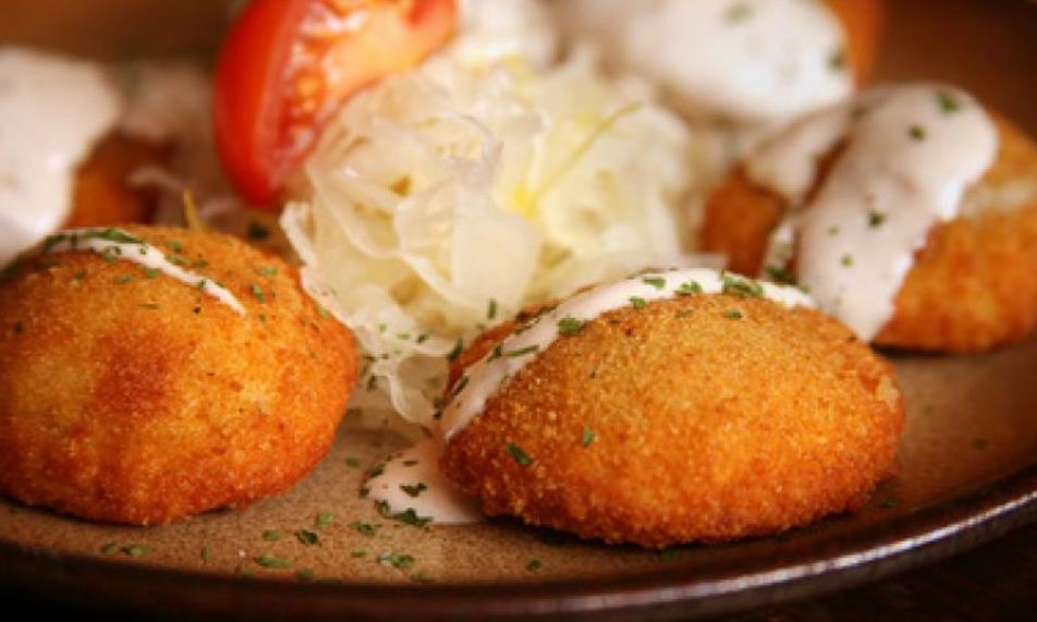 Рецепт картофельные пирожки под соусом с начинкой и овощами