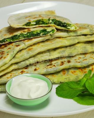 Кутабы с зеленью и адыгейским сыром
