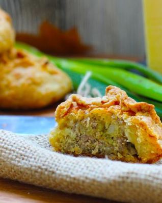 Мини-пирожки из рубленого картофельного теста с мясом и сыром