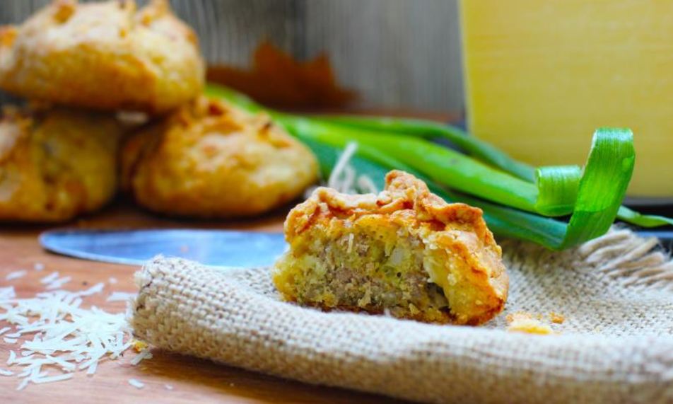 Рецепт мини-пирожки из рубленого картофельного теста с мясом и сыром