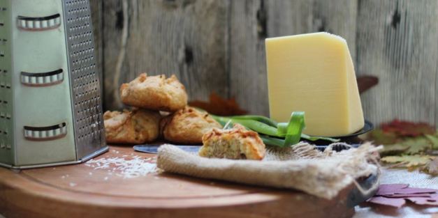 мини-пирожки из рубленого картофельного теста с мясом и сыром