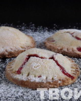 Пирожки из песочного теста с клубникой
