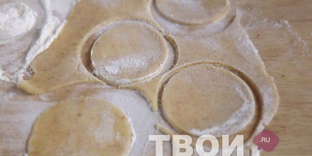 пирожки из песочного теста с клубникой