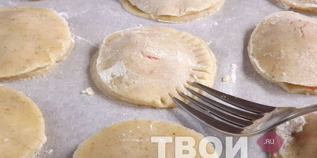 пирожки из песочного теста с клубникой