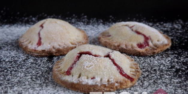 пирожки из песочного теста с клубникой