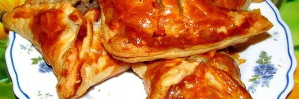 Пирожки из слоеного теста с фаршем