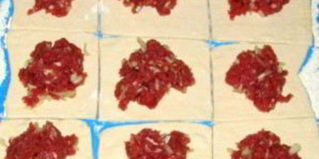 пирожки из слоеного теста с фаршем