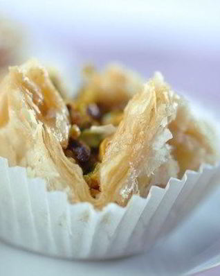 Пирожки из теста фило с начинкой из баклажанов, фисташек и феты