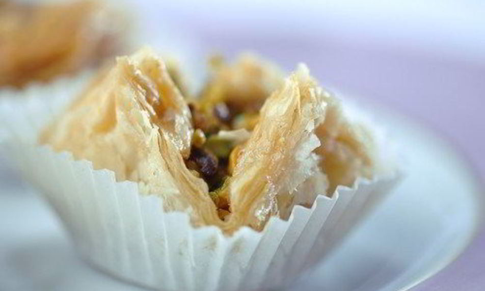 Рецепт пирожки из теста фило с начинкой из баклажанов, фисташек и феты