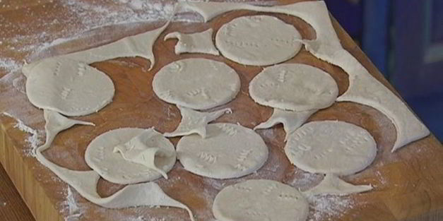 пирожки с изюмом