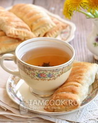 Пирожки с курицей и ветчиной из слоеного теста