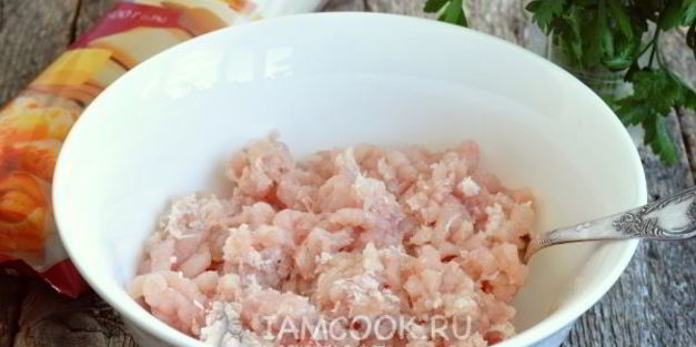 пирожки с курицей и ветчиной из слоеного теста