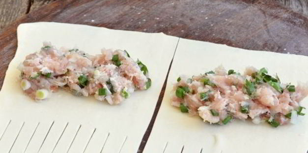 пирожки с курицей и ветчиной из слоеного теста