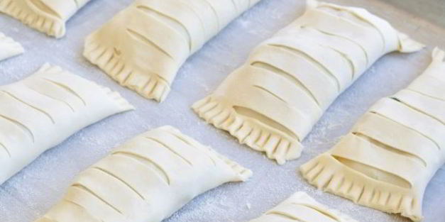 пирожки с курицей и ветчиной из слоеного теста