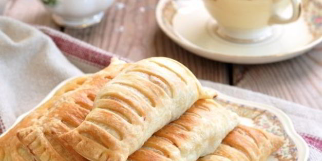 пирожки с курицей и ветчиной из слоеного теста