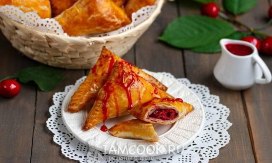 Рецепт пирожки с вишней из слоеного теста