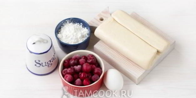 пирожки с вишней из слоеного теста